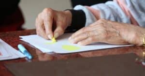 découvrez toutes les informations essentielles sur la maladie d'alzheimer : symptômes, causes, évolution et conseils pour accompagner les personnes touchées et leurs proches.