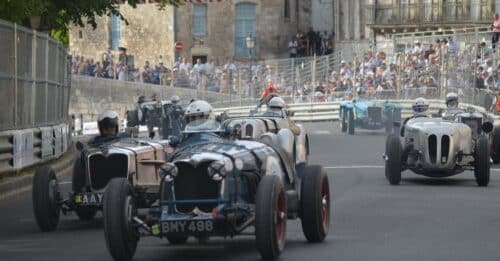 découvrez angoulême, capitale de la bande dessinée, célèbre pour son patrimoine historique, ses remparts et son festival international. visitez cette ville dynamique du sud-ouest de la france.