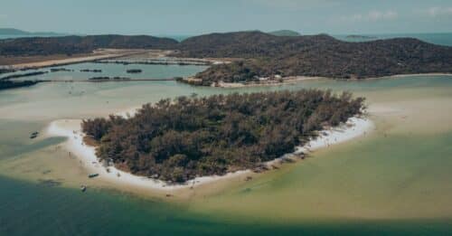 découvrez la signification et l'origine du concept de 'tabula rasa', une expression latine évoquant l'idée de repartir de zéro ou d'une page blanche, souvent utilisée en philosophie et en psychologie.