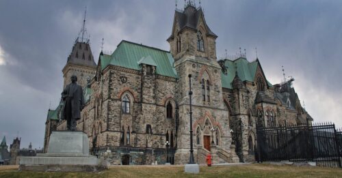 découvrez l’univers de wilfrid lupano, scénariste français reconnu pour ses bandes dessinées engagées, drôles et touchantes. apprenez-en plus sur ses œuvres majeures et son parcours.