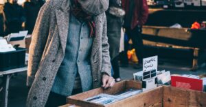 découvrez les restrictions de vente des bandes dessinées, incluant les réglementations légales et les limitations d'âge pour protéger les lecteurs.