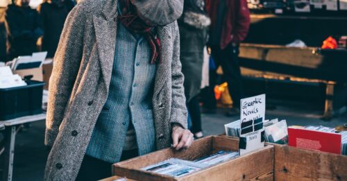 découvrez les restrictions de vente des bandes dessinées, incluant les réglementations légales et les limitations d'âge pour protéger les lecteurs.