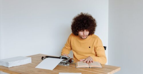 auteur de bandes dessinées passionné, créant des histoires captivantes et des univers graphiques uniques pour les amateurs de comics.