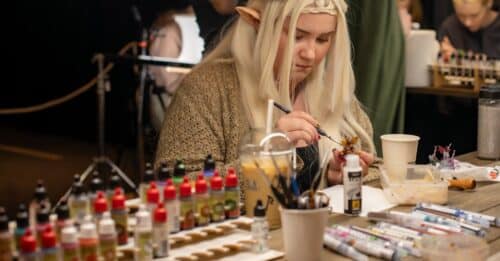 participez à notre atelier de bande dessinée pour apprendre à créer vos propres comics, développer votre style et maîtriser les techniques de narration visuelle.