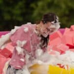 découvrez les raisons derrière l'interdiction d'elena mistrello au festival de bande dessinée français et les réactions de la communauté.