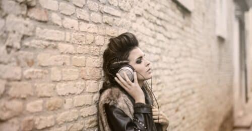 découvrez l'univers du punk, un mouvement culturel et musical rebelle qui a marqué l'histoire avec son style audacieux et son esprit contestataire.