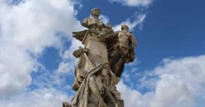 découvrez angoulême, la ville française célèbre pour son festival international de la bande dessinée, son patrimoine historique riche et son ambiance conviviale.