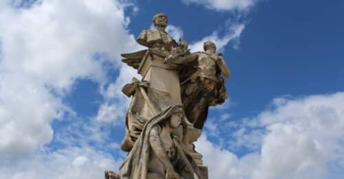 découvrez angoulême, la ville française célèbre pour son festival international de la bande dessinée, son patrimoine historique riche et son ambiance conviviale.