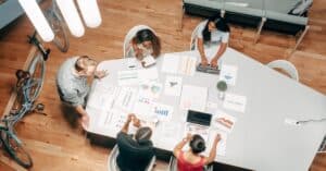 découvrez les dernières tendances et nouveautés du monde du comic, des super-héros aux graphic novels, pour rester à jour avec l'univers passionnant des bandes dessinées.