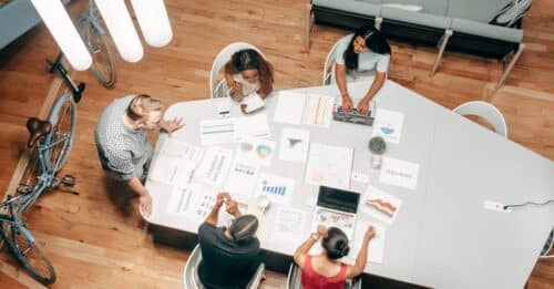 découvrez les dernières tendances et nouveautés du monde du comic, des super-héros aux graphic novels, pour rester à jour avec l'univers passionnant des bandes dessinées.