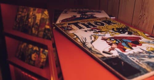 découvrez un roman graphique captivant alliant illustrations artistiques et narration immersive pour une expérience de lecture unique.