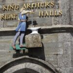 découvrez un affrontement légendaire où des héros emblématiques s'affrontent dans un duel épique rempli d'action et de suspense.