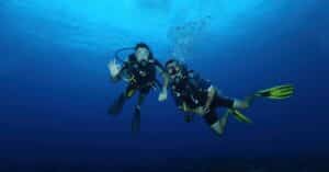 découvrez l'univers passionnant de la plongée sous-marine : techniques, équipements, sites incontournables et conseils pour une expérience inoubliable en immersion.