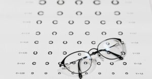 découvrez le test de bechdel, un outil pour évaluer la représentation féminine dans les œuvres cinématographiques et littéraires, en analysant la présence et les dialogues des personnages féminins.