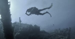 découvrez l'univers fascinant de la plongée sous-marine : techniques, équipements, sites incontournables et conseils pour explorer les fonds marins en toute sécurité.