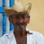 découvrez lucky luke, le célèbre cow-boy solitaire qui tire plus vite que son ombre, dans ses aventures pleine d'humour et de justice à travers le far west.