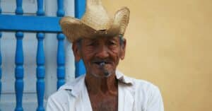 découvrez lucky luke, le célèbre cow-boy solitaire qui tire plus vite que son ombre, dans ses aventures pleine d'humour et de justice à travers le far west.