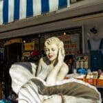 découvrez la vie et la carrière emblématique de marilyn monroe, icône du cinéma et symbole de beauté intemporelle.