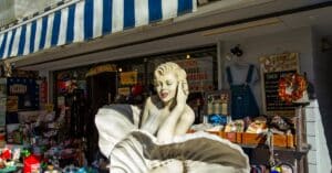 découvrez la vie et la carrière emblématique de marilyn monroe, icône du cinéma et symbole de beauté intemporelle.