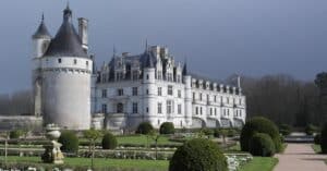 découvrez le château de saint-saturnin-sur-loire, un site historique emblématique offrant une plongée au cœur du patrimoine architectural et culturel de la région.