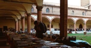 découvrez la foire du livre, un événement incontournable pour les passionnés de lecture avec des auteurs, des nouveautés et des animations pour tous les âges.