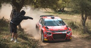 découvrez comic rally, une aventure pleine d'humour et d'action où les personnages colorés s'affrontent dans des courses palpitantes et déjantées. rejoignez la compétition et vivez une expérience unique alliant bande dessinée et rallye.