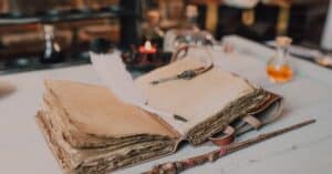 découvrez les sagas fantasy captivantes qui vous transportent dans des mondes magiques remplis d'aventures épiques, de héros légendaires et de créatures fascinantes.