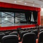 découvrez l'univers captivant du théâtre : pièces, acteurs, spectacles et émotions en direct sur scène.