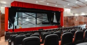 découvrez l'univers captivant du théâtre : pièces, acteurs, spectacles et émotions en direct sur scène.