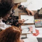 découvrez les artistes féminines de la bande dessinée, leurs œuvres innovantes et leur impact dans l'univers du 9ème art.