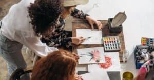 découvrez les artistes féminines de la bande dessinée, leurs œuvres innovantes et leur impact dans l'univers du 9ème art.