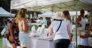 découvrez notre artisan market, un marché unique où l'artisanat local et les créations authentiques se rencontrent pour vous offrir des produits faits main de qualité.