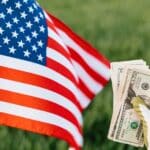 le capitalisme est un système économique basé sur la propriété privée des moyens de production et la libre concurrence, favorisant l'initiative individuelle et la recherche du profit.