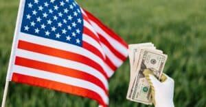 le capitalisme est un système économique basé sur la propriété privée des moyens de production et la libre concurrence, favorisant l'initiative individuelle et la recherche du profit.