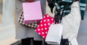 découvrez les dernières tendances de consommation et comprenez l'évolution des comportements des consommateurs pour mieux anticiper vos stratégies marketing.