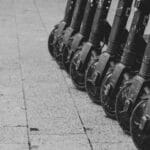 découvrez notre gamme de trottinettes électriques performantes et écologiques, idéales pour vos déplacements urbains rapides et faciles.