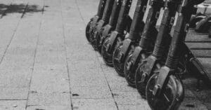 découvrez notre gamme de trottinettes électriques performantes et écologiques, idéales pour vos déplacements urbains rapides et faciles.