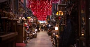 découvrez le marché aux puces de lille, un lieu unique pour chiner des trésors, des antiquités et des objets vintage au cœur de la ville.