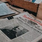 découvrez l'histoire, les techniques et l'impact de la propagande à travers les médias et la communication.