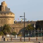 découvrez saint-malo, la cité corsaire emblématique de bretagne, avec ses remparts, ses plages magnifiques et son riche patrimoine historique.