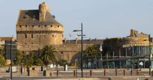 découvrez saint-malo, la cité corsaire emblématique de bretagne, avec ses remparts, ses plages magnifiques et son riche patrimoine historique.