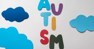 découvrez les causes, les signes et les différentes formes de l’autisme, ainsi que les ressources pour mieux comprendre et accompagner les personnes autistes.
