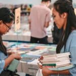 découvrez l’univers des salons du livre : rencontres avec des auteurs, nouveautés littéraires et animations pour tous les passionnés de lecture.
