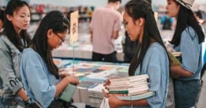découvrez l’univers des salons du livre : rencontres avec des auteurs, nouveautés littéraires et animations pour tous les passionnés de lecture.