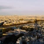 visitez un intérieur parisien plein de charme et découvrez ses espaces lumineux, sa décoration élégante et son art de vivre typiquement français.