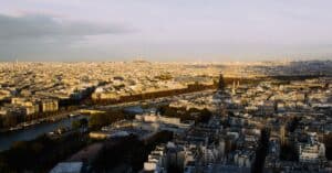 visitez un intérieur parisien plein de charme et découvrez ses espaces lumineux, sa décoration élégante et son art de vivre typiquement français.