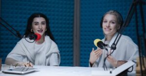 découvrez les podcasts de rebecca manzoni : des émissions et des récits pour explorer la musique, la culture et les artistes.